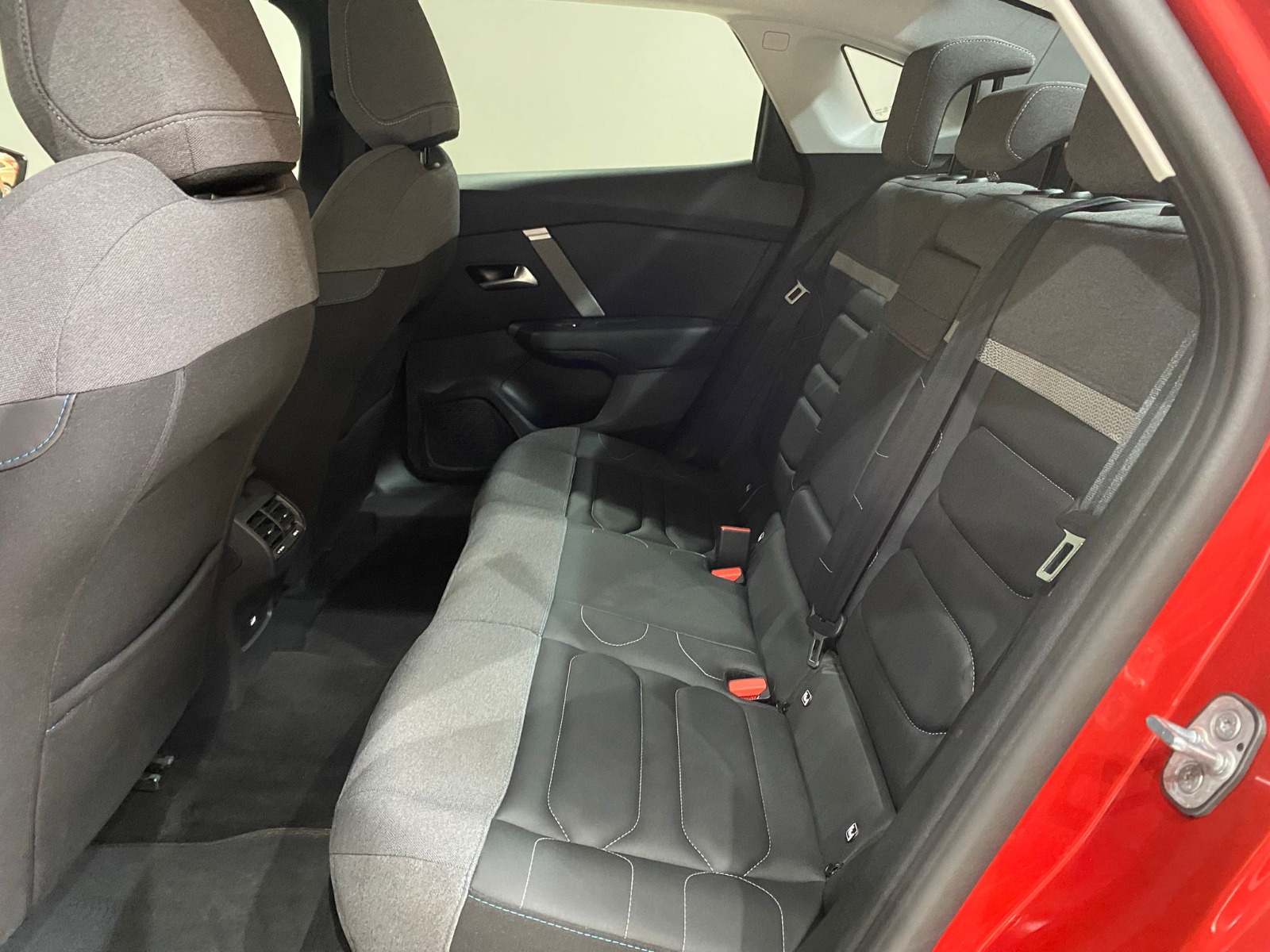 2024 Benzin Otomatik Citroen C4 X Kırmızı Gürel Tasarım Aksesuar Otomotiv San. Tic. Ltd. Şti.