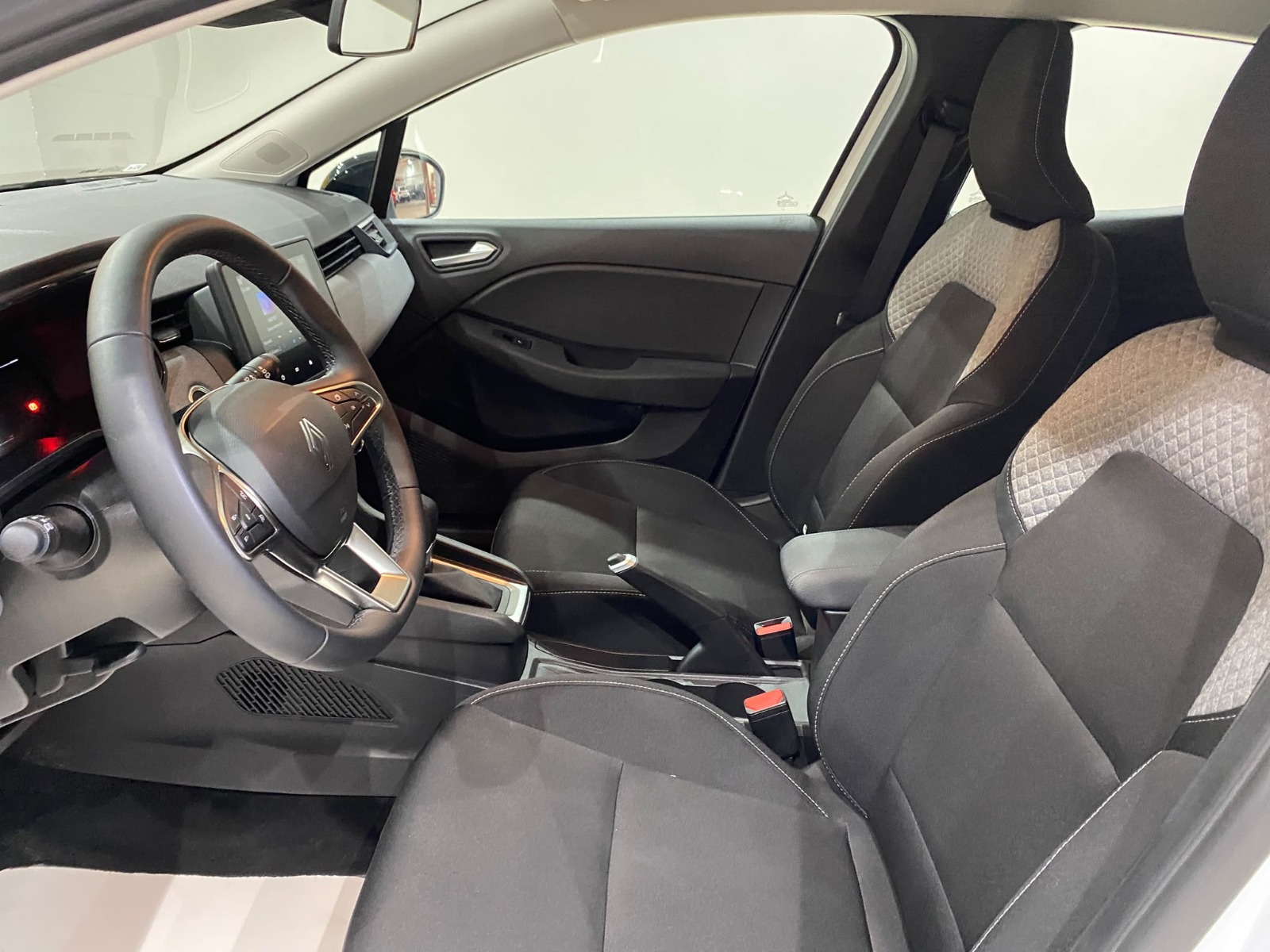 2026 Benzin Otomatik Renault Clio Beyaz Gürel Tasarım Aksesuar Otomotiv San. Tic. Ltd. Şti.