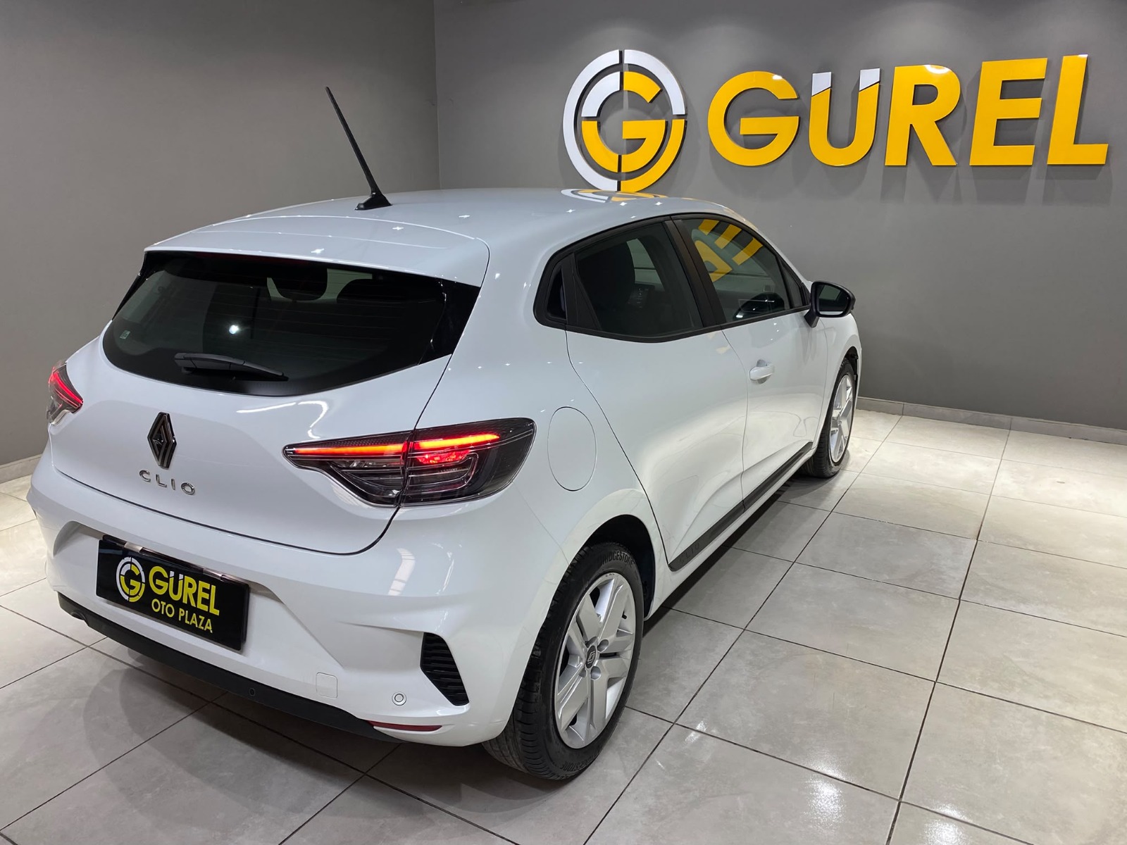 2026 Benzin Otomatik Renault Clio Beyaz Gürel Tasarım Aksesuar Otomotiv San. Tic. Ltd. Şti.