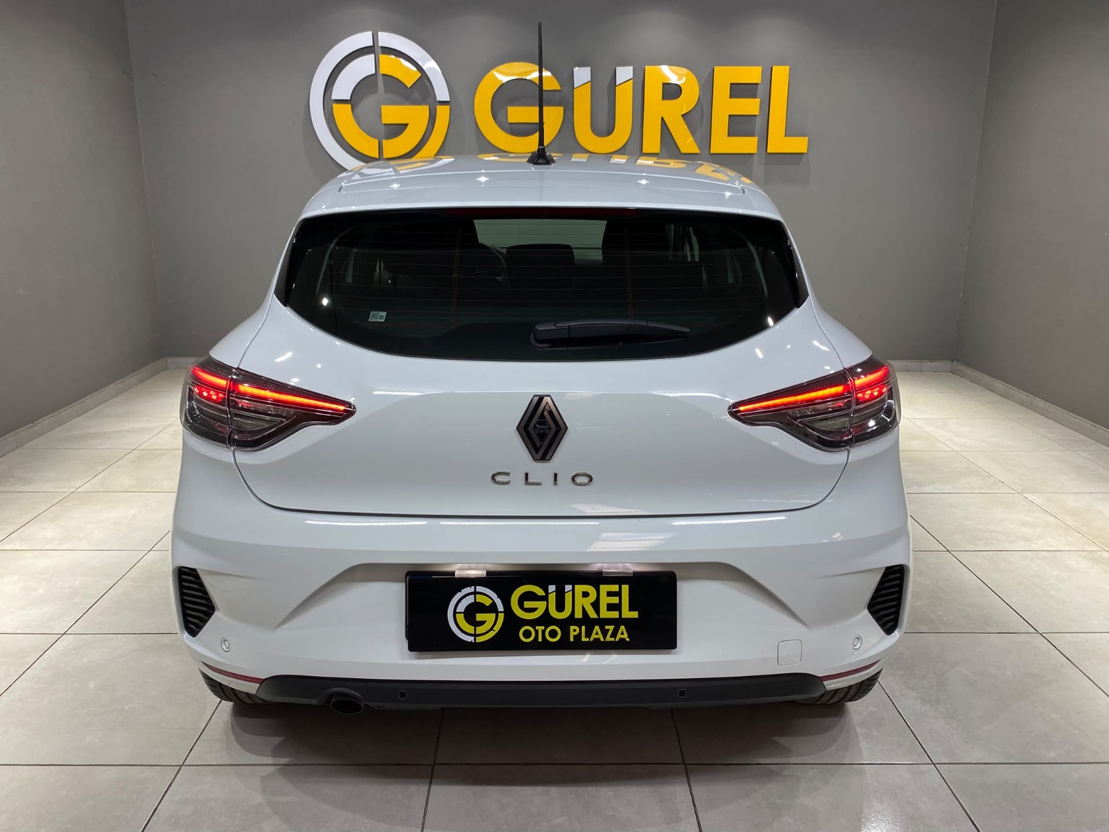 2026 Benzin Otomatik Renault Clio Beyaz Gürel Tasarım Aksesuar Otomotiv San. Tic. Ltd. Şti.