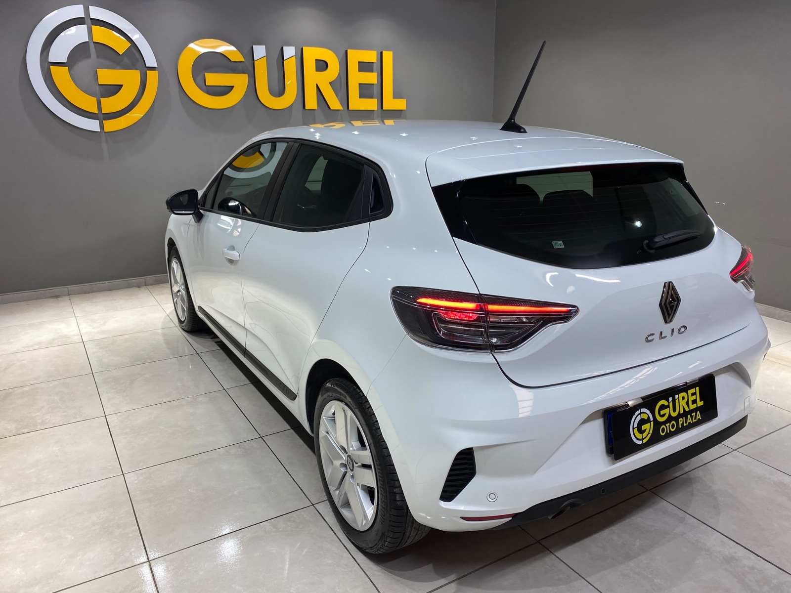 2026 Benzin Otomatik Renault Clio Beyaz Gürel Tasarım Aksesuar Otomotiv San. Tic. Ltd. Şti.