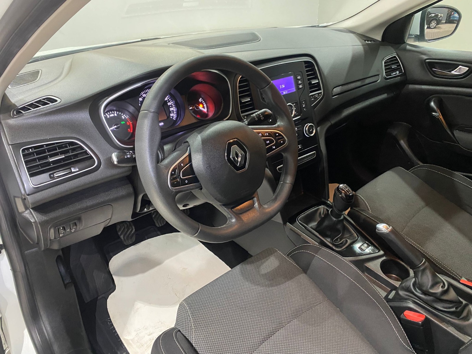 2018 Benzin Manuel Renault Megane Beyaz Gürel Tasarım Aksesuar Otomotiv San. Tic. Ltd. Şti.