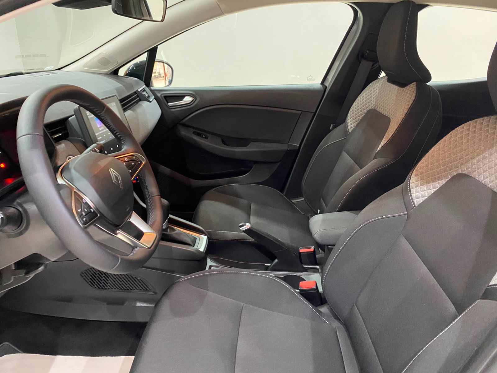 2025 Benzin Otomatik Renault Clio Gri Gürel Tasarım Aksesuar Otomotiv San. Tic. Ltd. Şti.