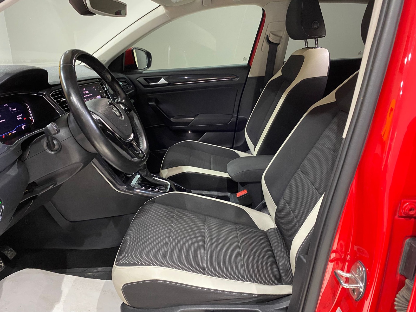 2020 Benzin Otomatik Volkswagen T-Roc Kırmızı Gürel Tasarım Aksesuar Otomotiv San. Tic. Ltd. Şti.