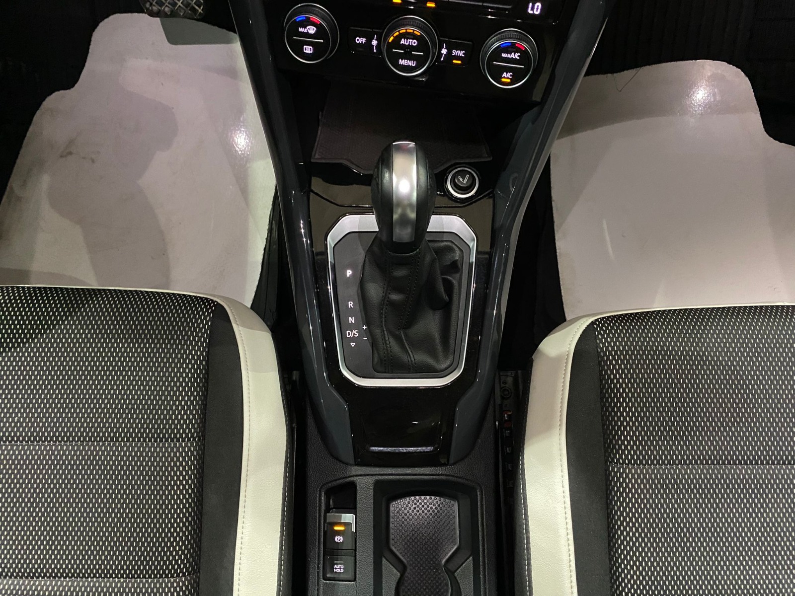 2020 Benzin Otomatik Volkswagen T-Roc Kırmızı Gürel Tasarım Aksesuar Otomotiv San. Tic. Ltd. Şti.