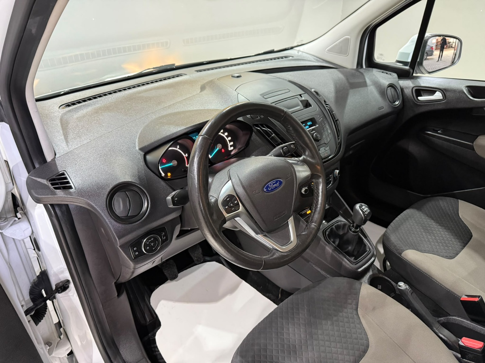 2021 Dizel Manuel Ford Tourneo Courier Beyaz Gürel Tasarım Aksesuar Otomotiv San. Tic. Ltd. Şti.