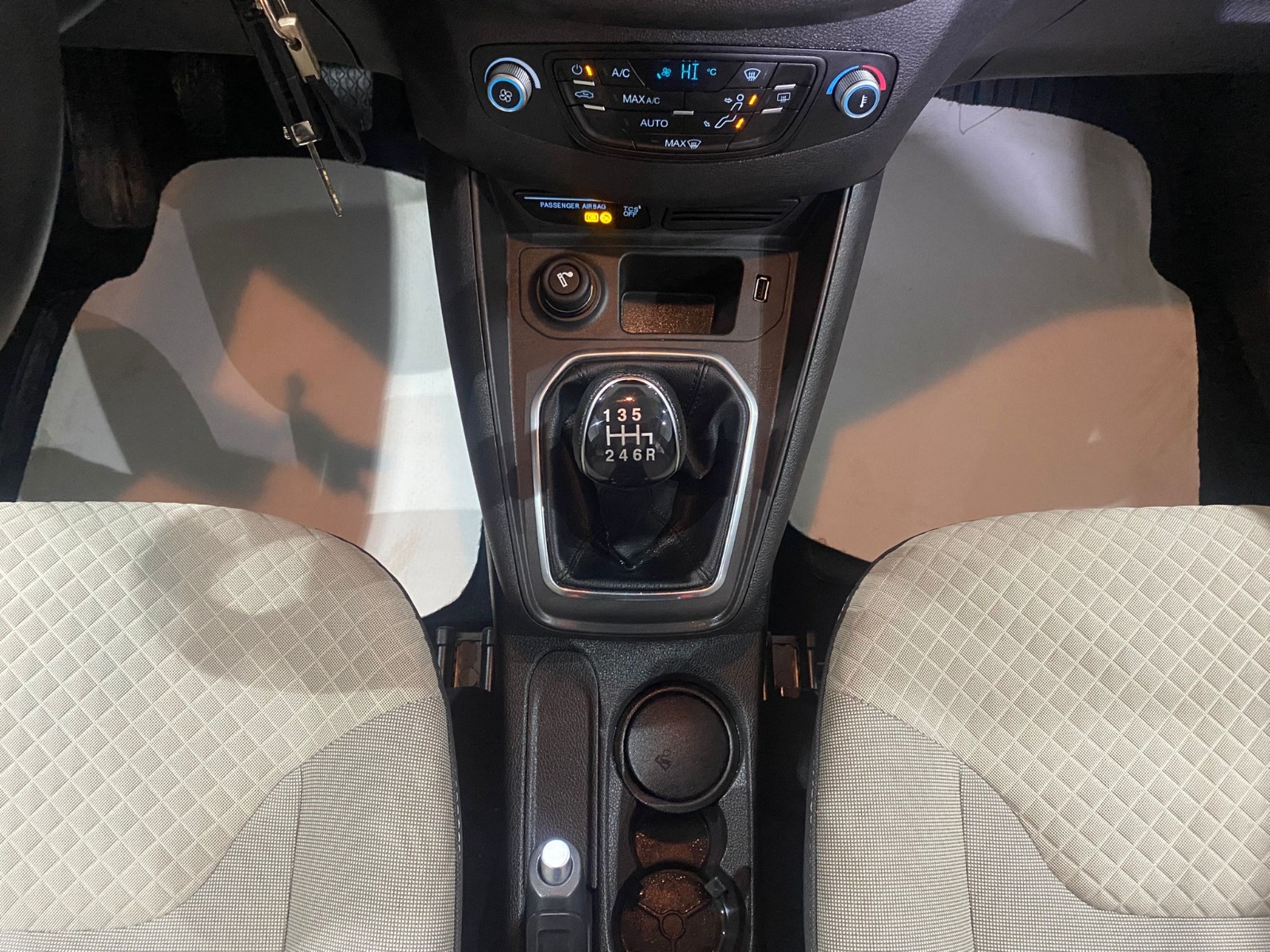 2023 Benzin Manuel Ford Tourneo Courier Beyaz Gürel Tasarım Aksesuar Otomotiv San. Tic. Ltd. Şti.