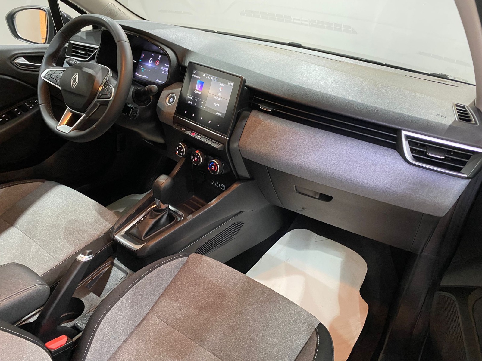 2024 Benzin Otomatik Renault Clio Gri Gürel Tasarım Aksesuar Otomotiv San. Tic. Ltd. Şti.