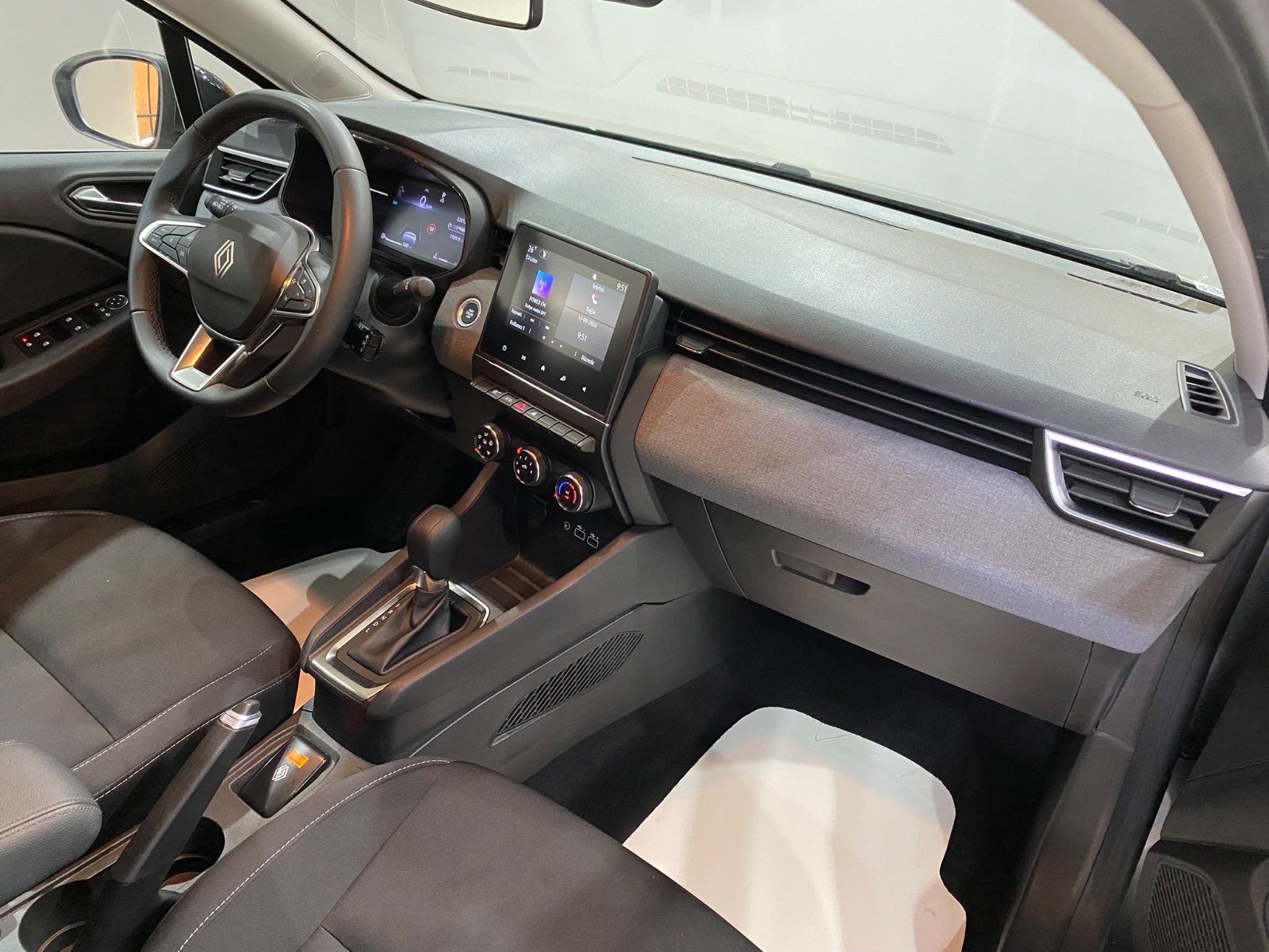 2025 Benzin Otomatik Renault Clio Beyaz Gürel Tasarım Aksesuar Otomotiv San. Tic. Ltd. Şti.