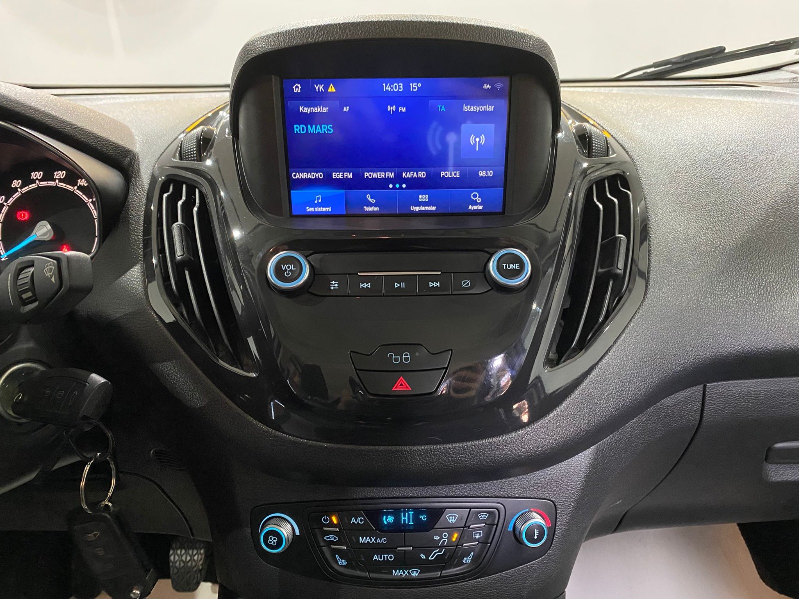 2022 Dizel Manuel Ford Tourneo Courier Beyaz Gürel Tasarım Aksesuar Otomotiv San. Tic. Ltd. Şti.