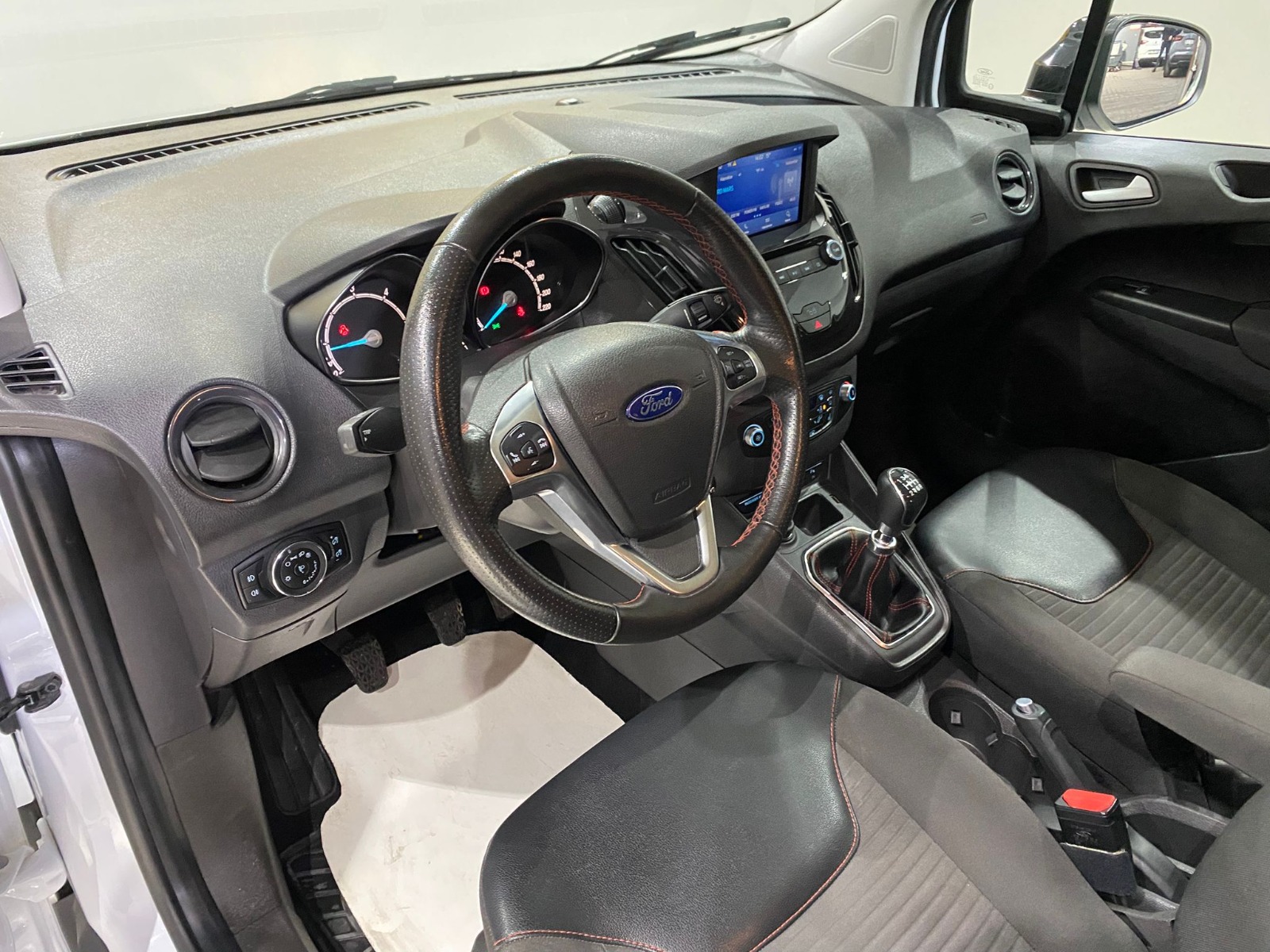 2022 Dizel Manuel Ford Tourneo Courier Beyaz Gürel Tasarım Aksesuar Otomotiv San. Tic. Ltd. Şti.