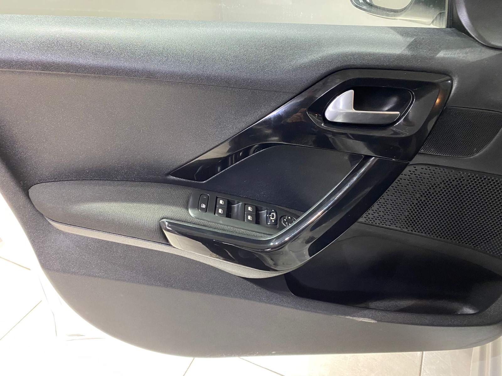 2017 Benzin Otomatik Peugeot 208 Beyaz Gürel Tasarım Aksesuar Otomotiv San. Tic. Ltd. Şti.