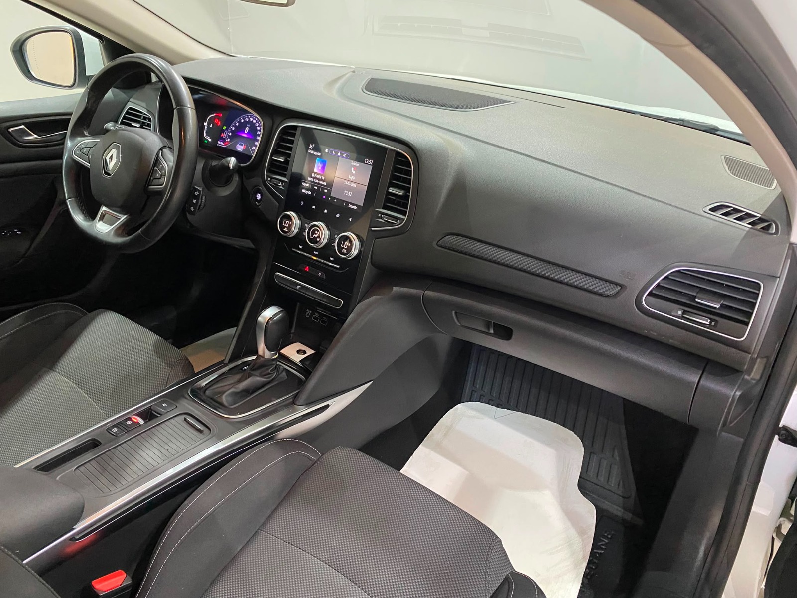 2023 Benzin Otomatik Renault Megane Beyaz Gürel Tasarım Aksesuar Otomotiv San. Tic. Ltd. Şti.