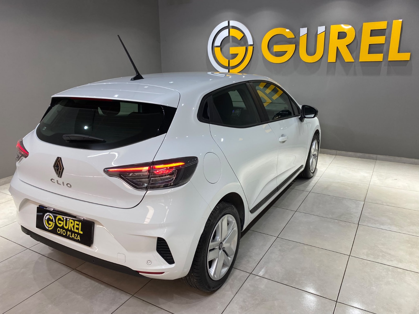 2026 Benzin Otomatik Renault Clio Beyaz Gürel Tasarım Aksesuar Otomotiv San. Tic. Ltd. Şti.