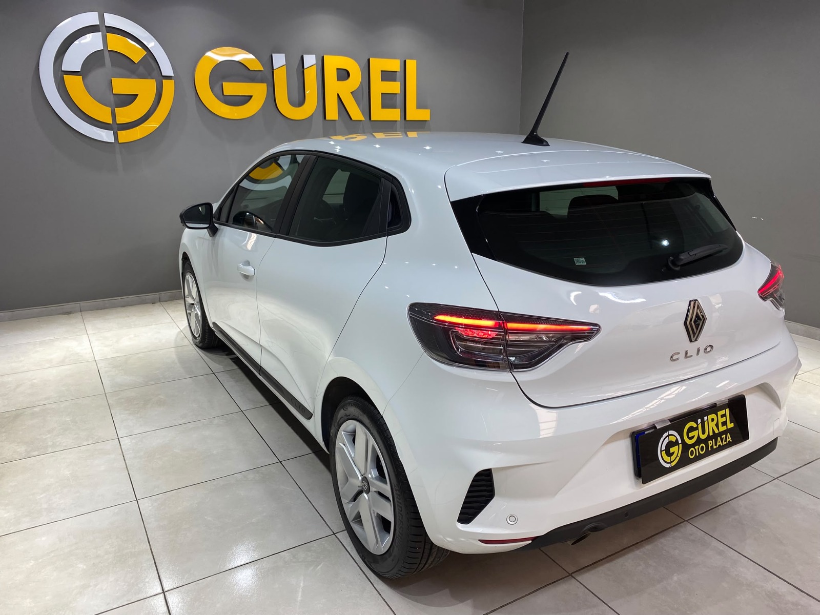 2026 Benzin Otomatik Renault Clio Beyaz Gürel Tasarım Aksesuar Otomotiv San. Tic. Ltd. Şti.