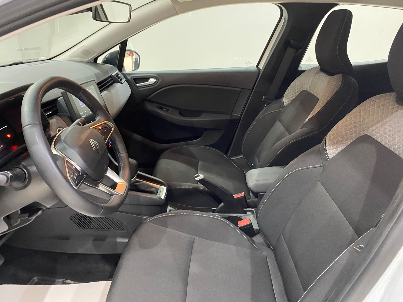 2026 Benzin Otomatik Renault Clio Beyaz Gürel Tasarım Aksesuar Otomotiv San. Tic. Ltd. Şti.