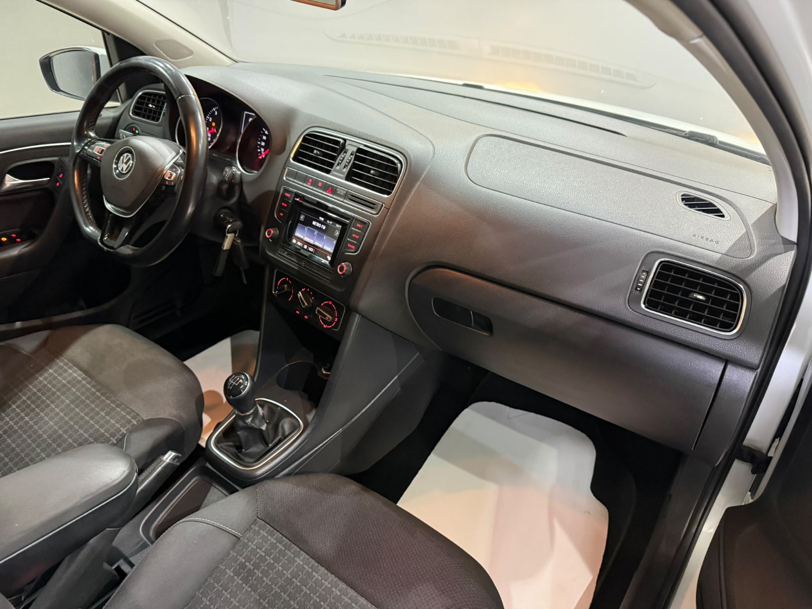 2015 Benzin Manuel Volkswagen Polo Beyaz Gürel Tasarım Aksesuar Otomotiv San. Tic. Ltd. Şti.