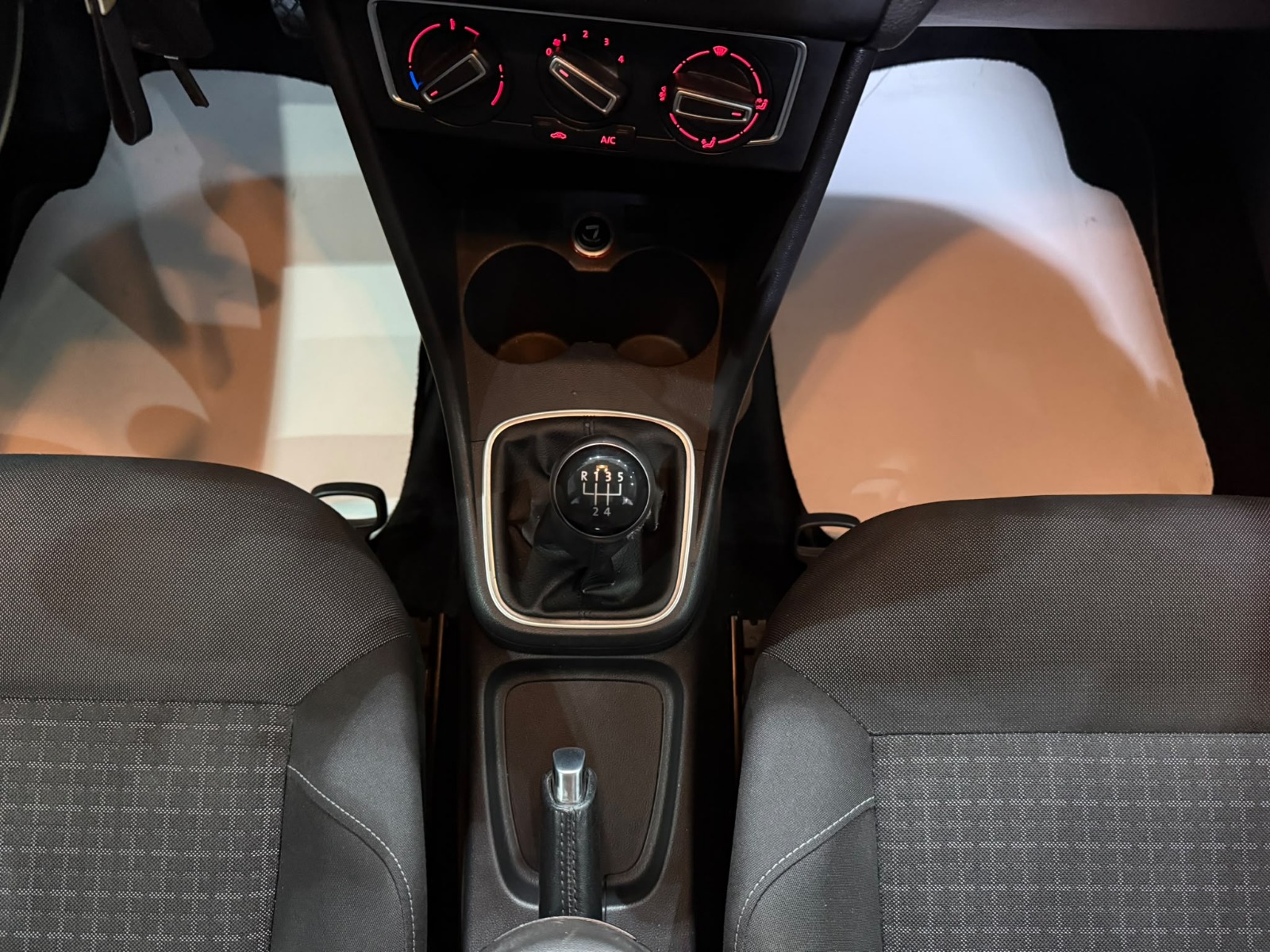 2015 Benzin Manuel Volkswagen Polo Beyaz Gürel Tasarım Aksesuar Otomotiv San. Tic. Ltd. Şti.
