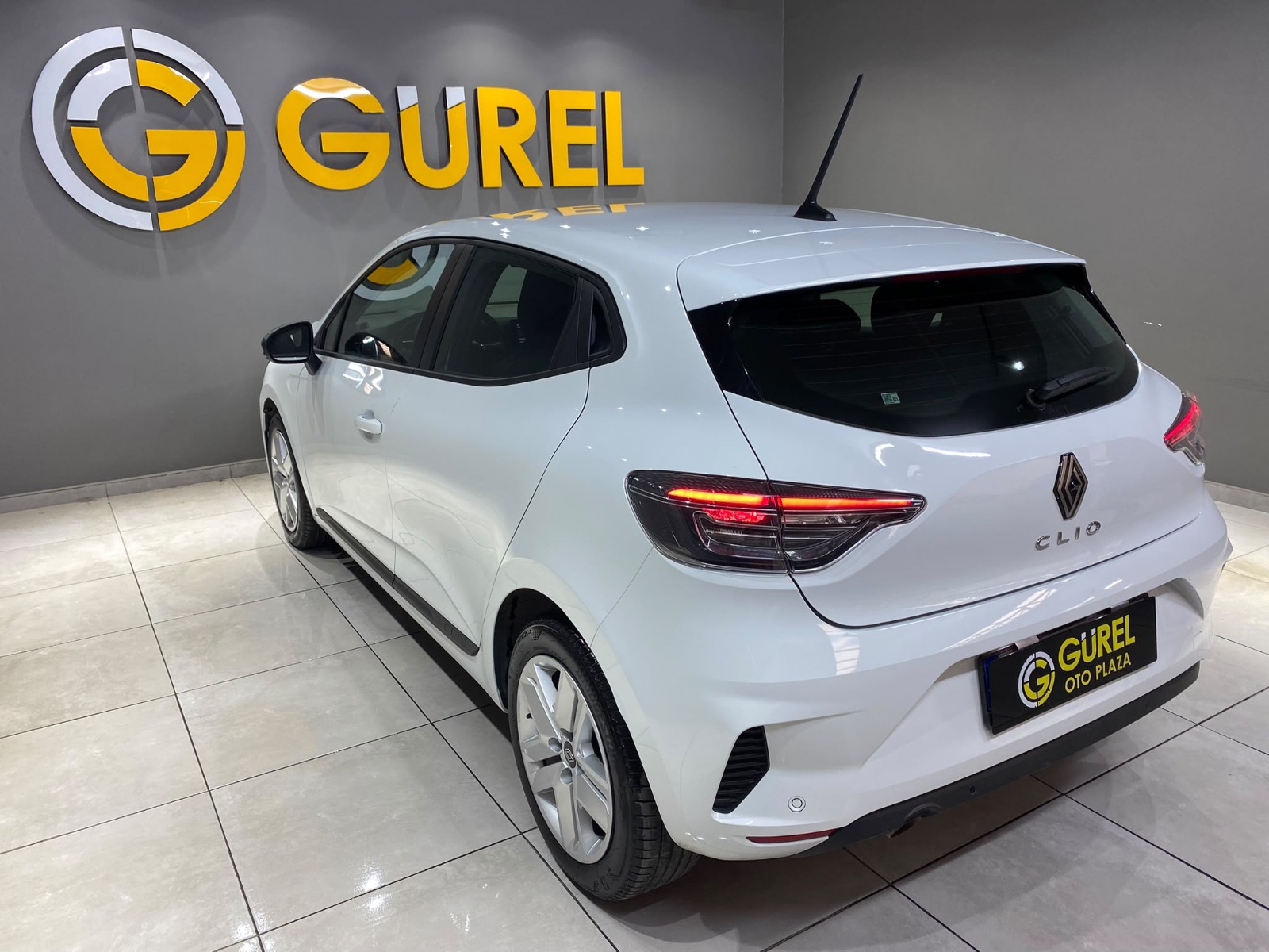 2026 Benzin Otomatik Renault Clio Beyaz Gürel Tasarım Aksesuar Otomotiv San. Tic. Ltd. Şti.