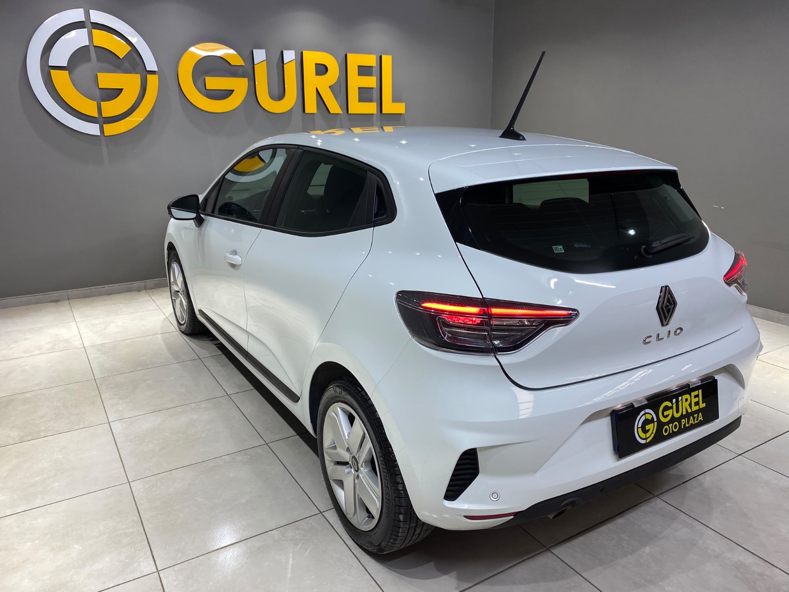 2026 Benzin Otomatik Renault Clio Beyaz Gürel Tasarım Aksesuar Otomotiv San. Tic. Ltd. Şti.