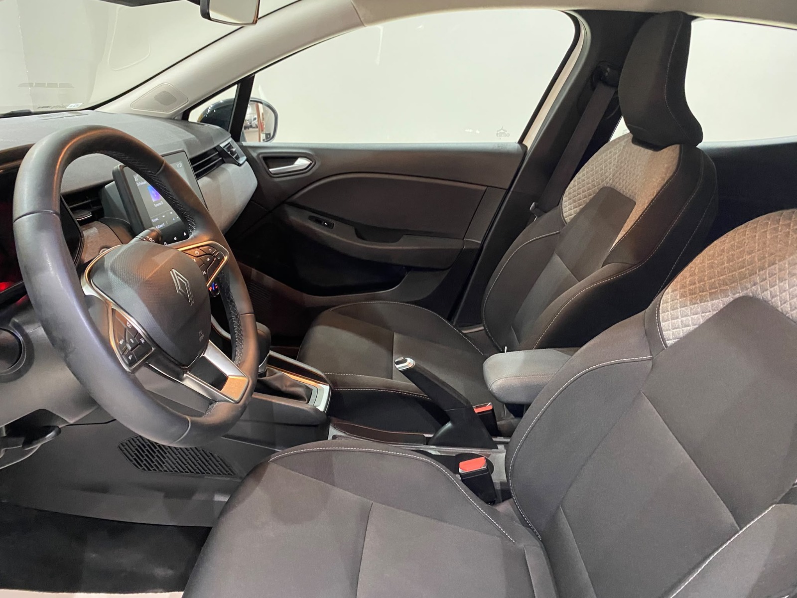 2026 Benzin Otomatik Renault Clio Beyaz Gürel Tasarım Aksesuar Otomotiv San. Tic. Ltd. Şti.
