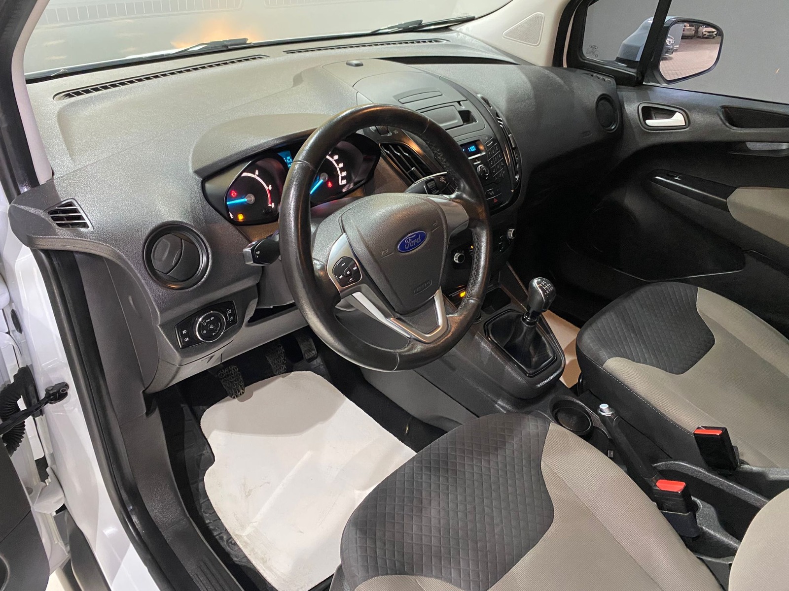 2022 Dizel Manuel Ford Tourneo Courier Beyaz Gürel Tasarım Aksesuar Otomotiv San. Tic. Ltd. Şti.
