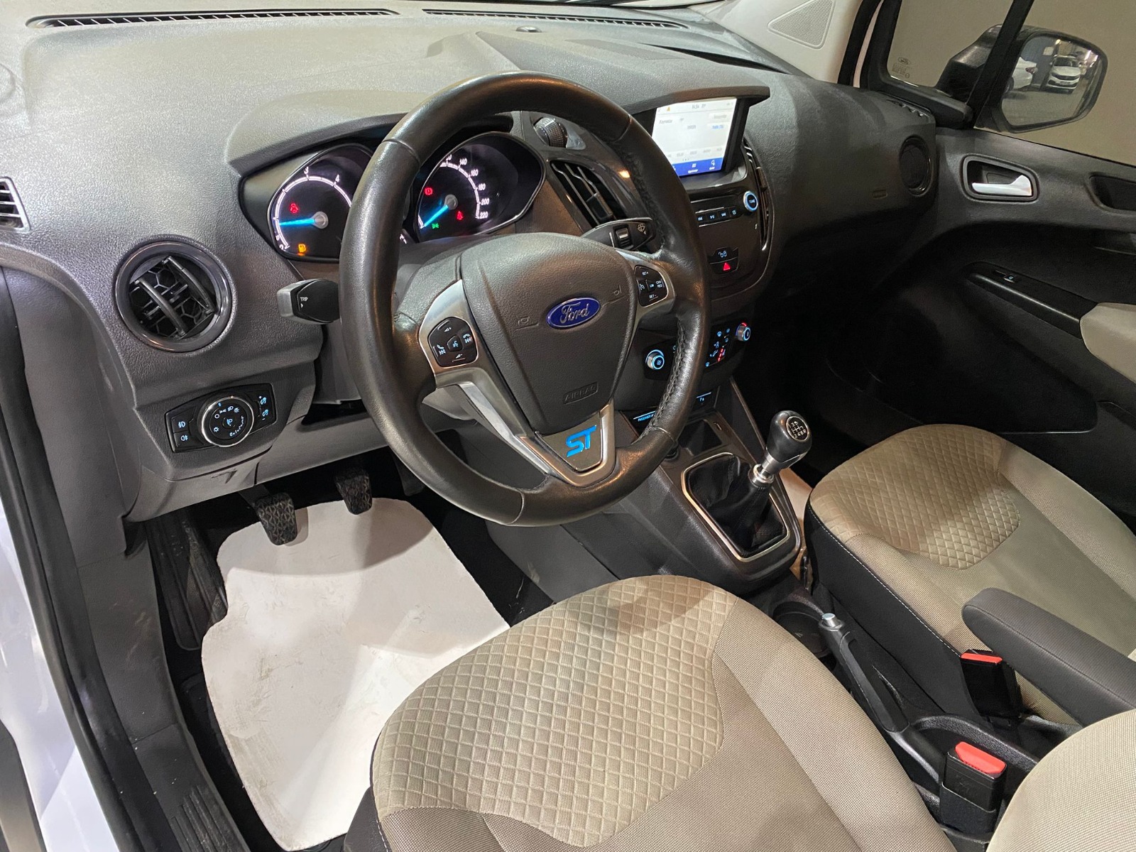 2021 Dizel Manuel Ford Tourneo Courier Beyaz Gürel Tasarım Aksesuar Otomotiv San. Tic. Ltd. Şti.