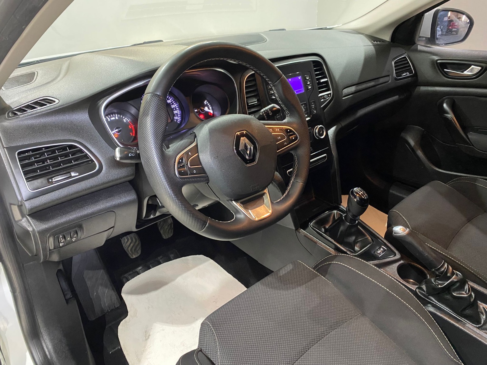 2017 Benzin Manuel Renault Megane Beyaz Gürel Tasarım Aksesuar Otomotiv San. Tic. Ltd. Şti.