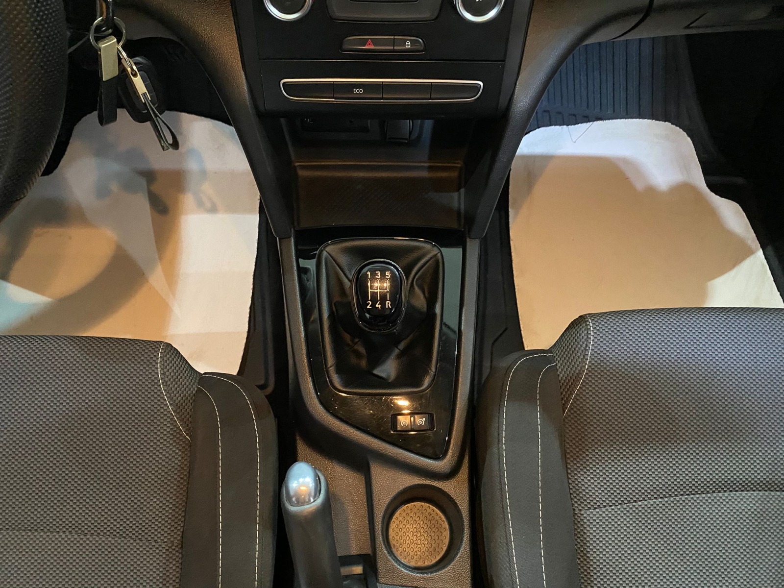 2017 Benzin Manuel Renault Megane Beyaz Gürel Tasarım Aksesuar Otomotiv San. Tic. Ltd. Şti.