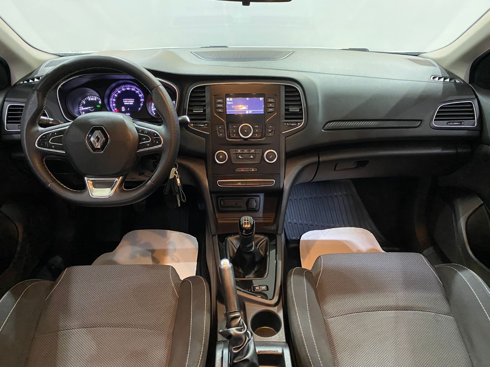 2017 Benzin Manuel Renault Megane Beyaz Gürel Tasarım Aksesuar Otomotiv San. Tic. Ltd. Şti.