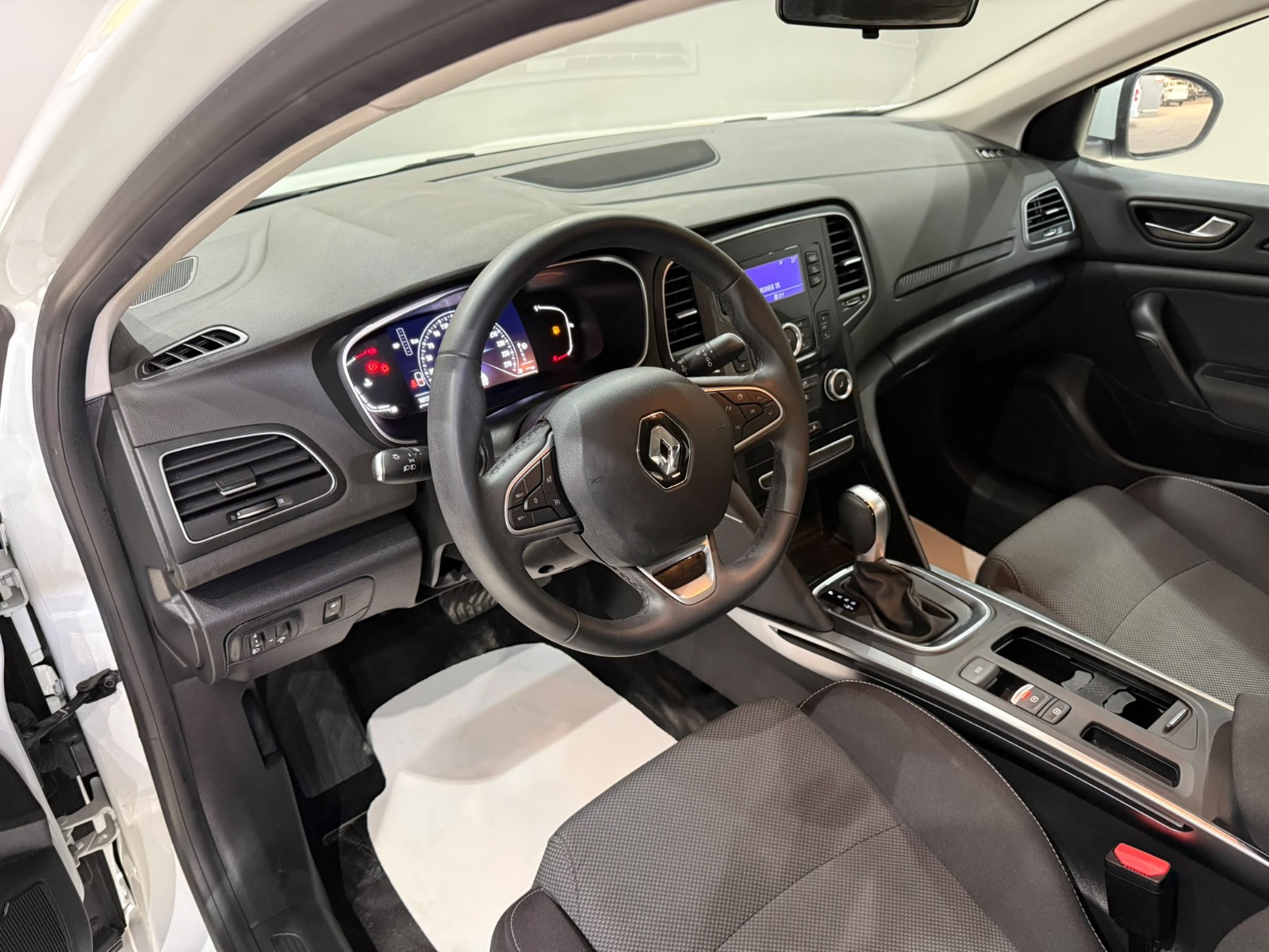 2023 Benzin Otomatik Renault Megane Beyaz Gürel Tasarım Aksesuar Otomotiv San. Tic. Ltd. Şti.