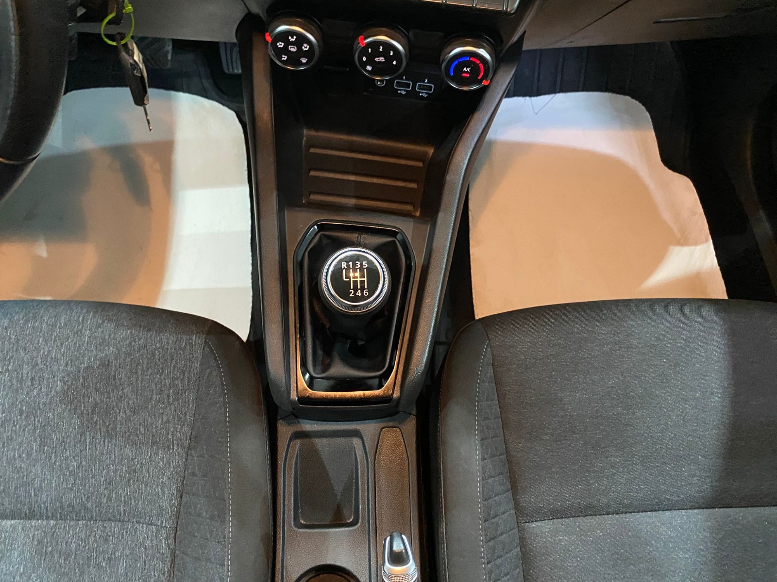 2023 Benzin Manuel Renault Clio Beyaz Gürel Tasarım Aksesuar Otomotiv San. Tic. Ltd. Şti.