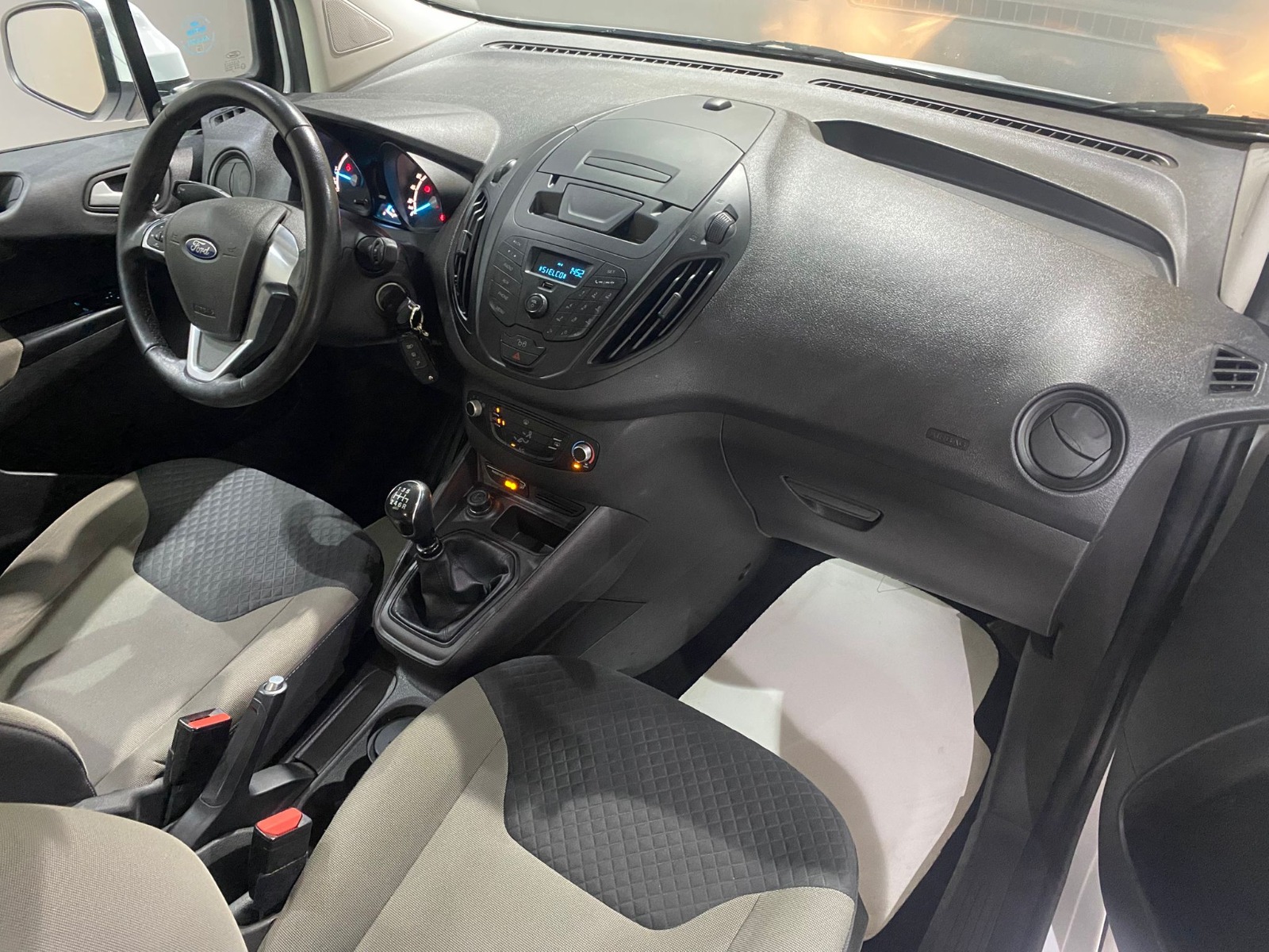 2022 Dizel Manuel Ford Tourneo Courier Beyaz Gürel Tasarım Aksesuar Otomotiv San. Tic. Ltd. Şti.