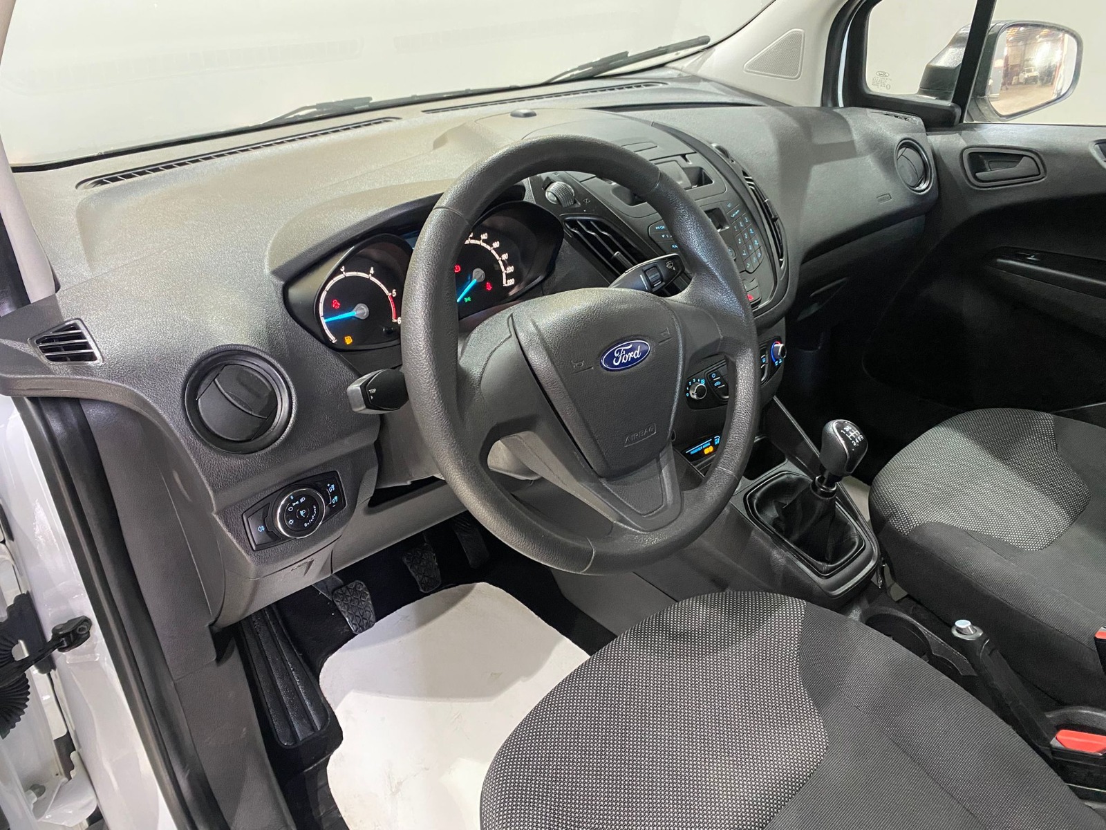 2022 Dizel Manuel Ford Tourneo Courier Journey Beyaz Gürel Tasarım Aksesuar Otomotiv San. Tic. Ltd. Şti.