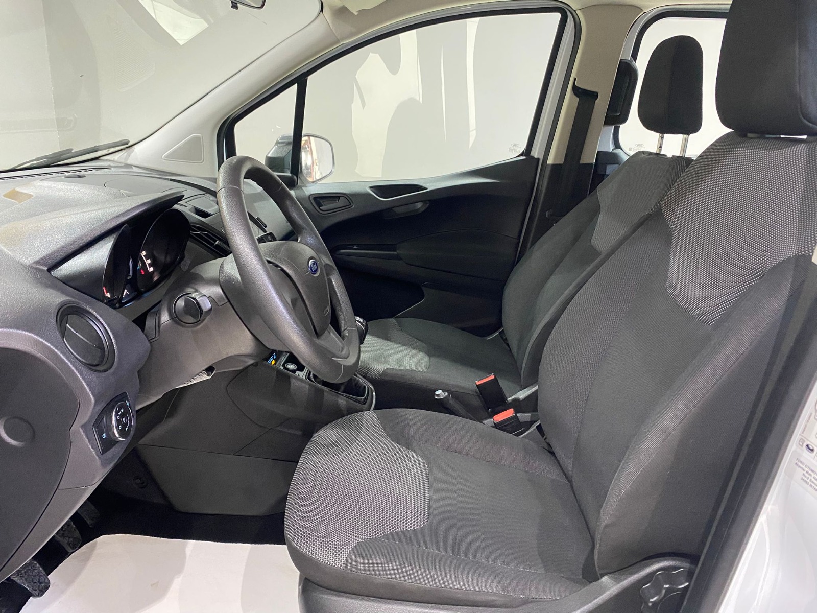 2022 Dizel Manuel Ford Tourneo Courier Journey Beyaz Gürel Tasarım Aksesuar Otomotiv San. Tic. Ltd. Şti.