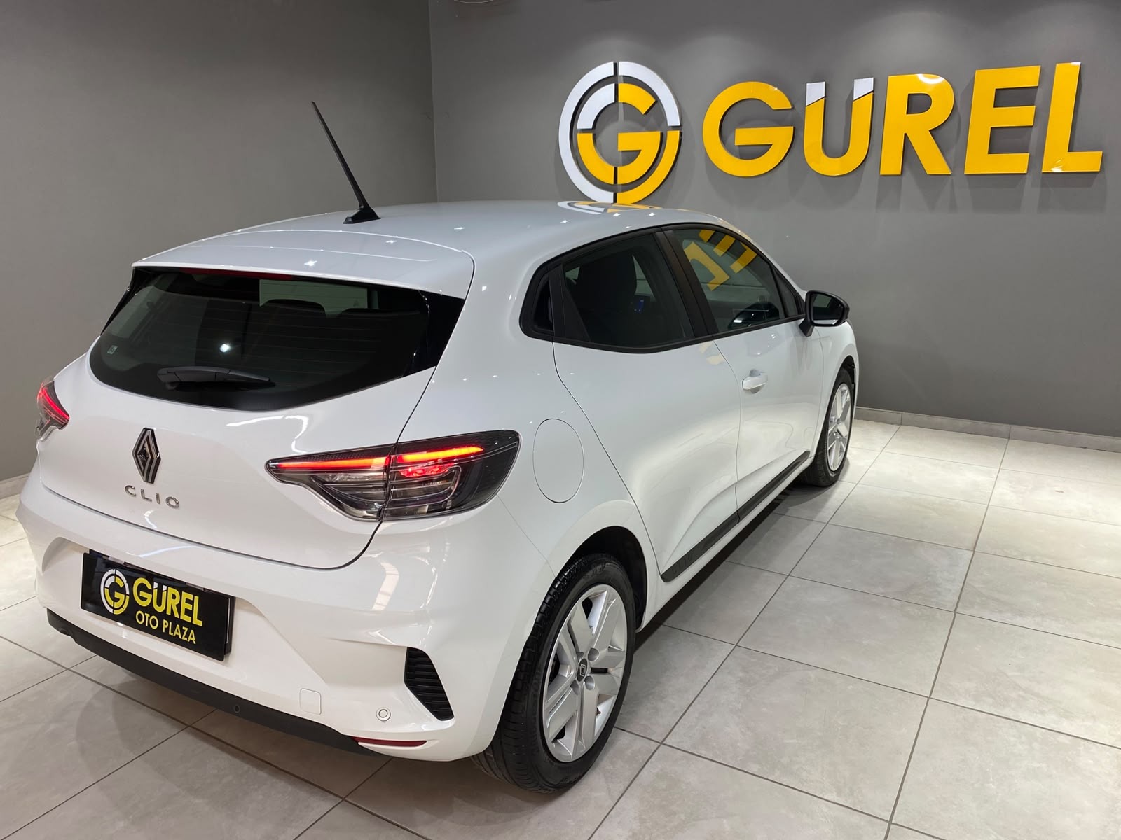 2026 Benzin Otomatik Renault Clio Beyaz Gürel Tasarım Aksesuar Otomotiv San. Tic. Ltd. Şti.