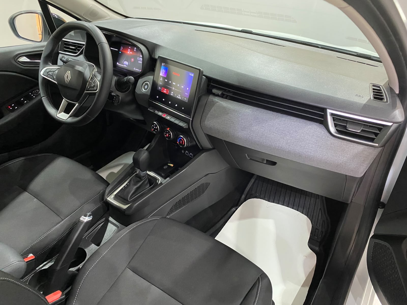 2026 Benzin Otomatik Renault Clio Beyaz Gürel Tasarım Aksesuar Otomotiv San. Tic. Ltd. Şti.