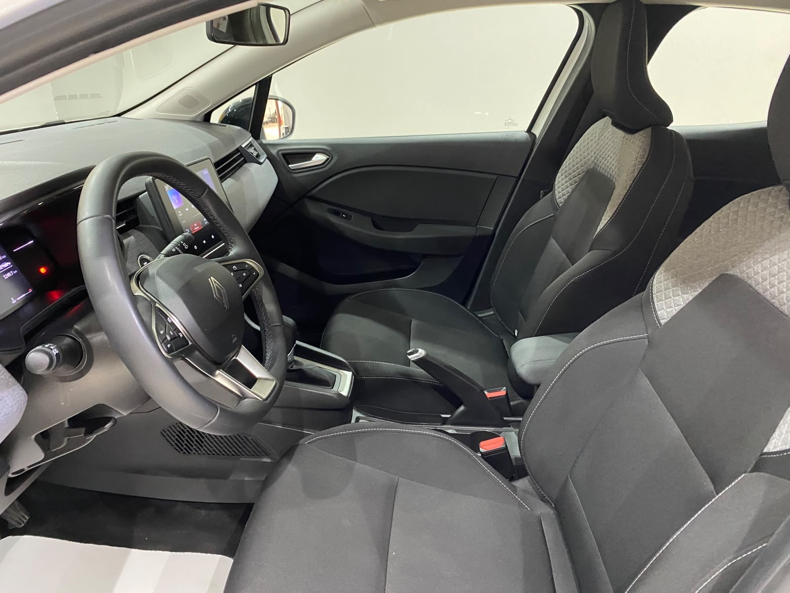 2026 Benzin Otomatik Renault Clio Beyaz Gürel Tasarım Aksesuar Otomotiv San. Tic. Ltd. Şti.