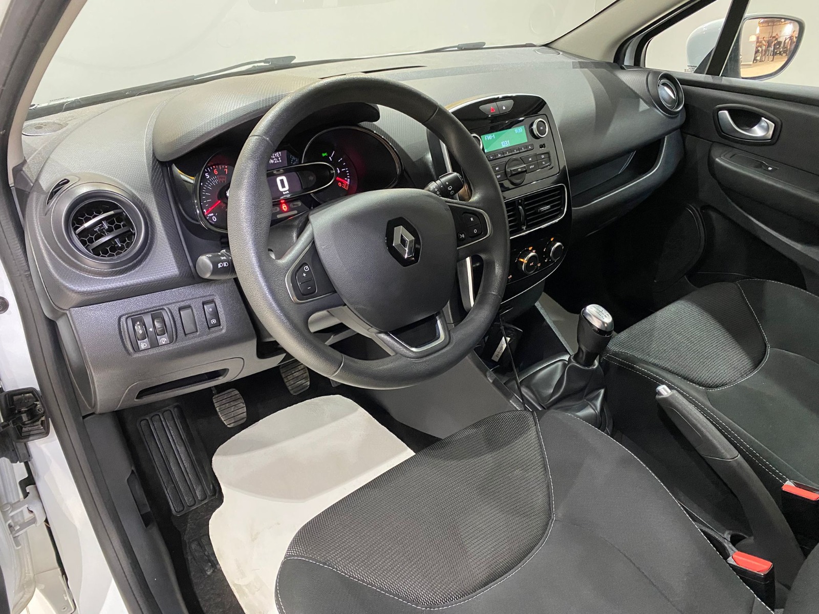 TaksitliOto.Net | 2.El Renault Clio Hatchback 0.9 TCe Joy | Manuel & Benzin | Beyaz | İzmir.2el 2020 Benzin Manuel Renault Clio Beyaz Gürel Tasarım Aksesuar Otomotiv San. Tic. Ltd. Şti.