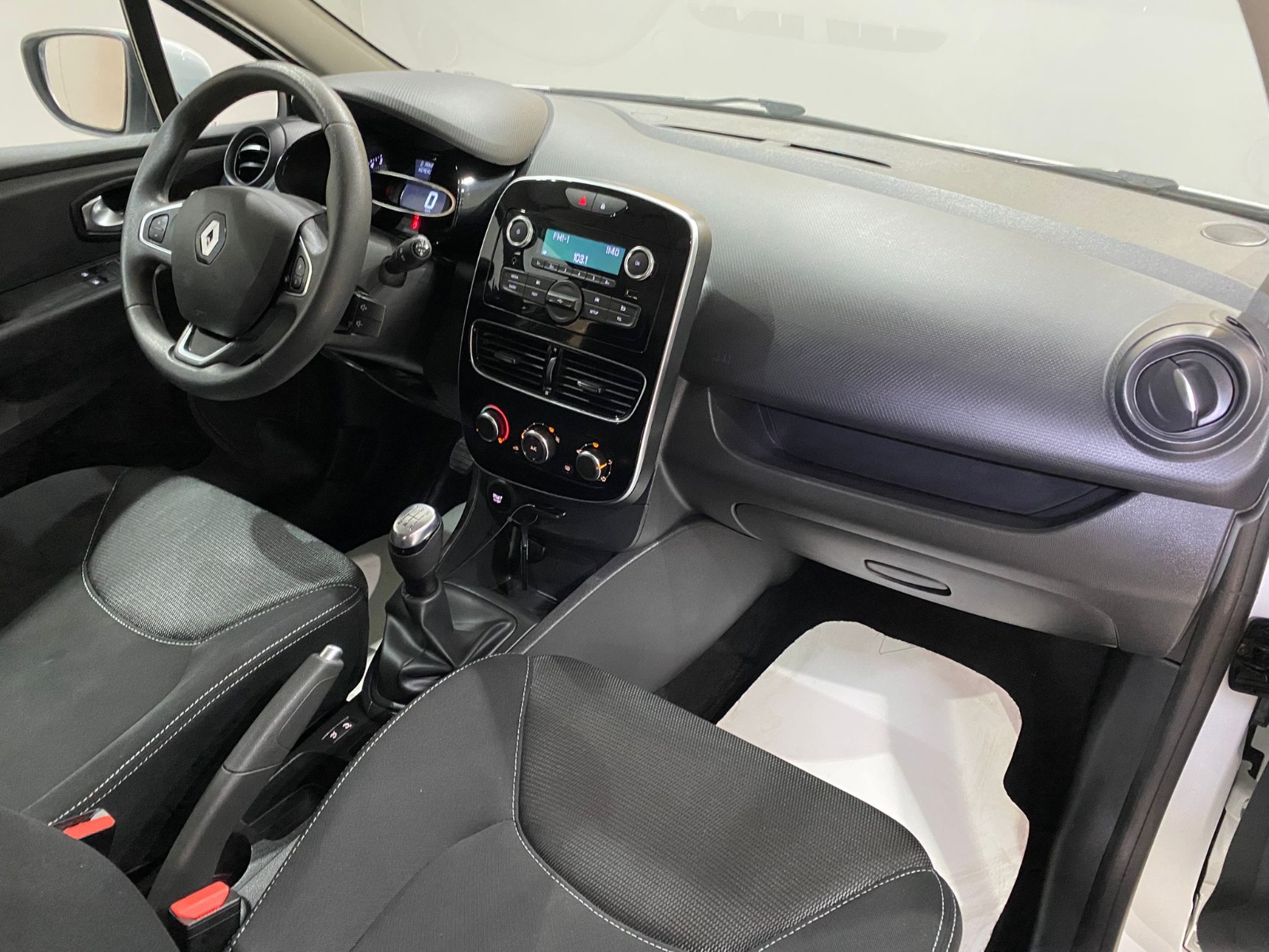 TaksitliOto.Net | 2.El Renault Clio Hatchback 0.9 TCe Joy | Manuel & Benzin | Beyaz | İzmir.2el 2020 Benzin Manuel Renault Clio Beyaz Gürel Tasarım Aksesuar Otomotiv San. Tic. Ltd. Şti.
