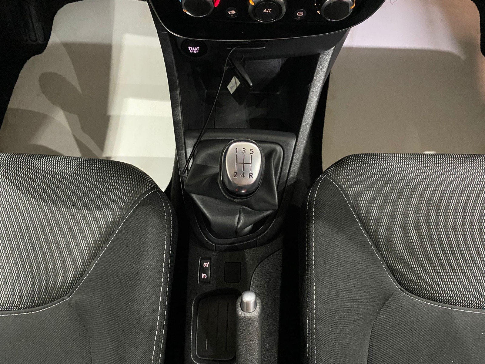 TaksitliOto.Net | 2.El Renault Clio Hatchback 0.9 TCe Joy | Manuel & Benzin | Beyaz | İzmir.2el 2020 Benzin Manuel Renault Clio Beyaz Gürel Tasarım Aksesuar Otomotiv San. Tic. Ltd. Şti.