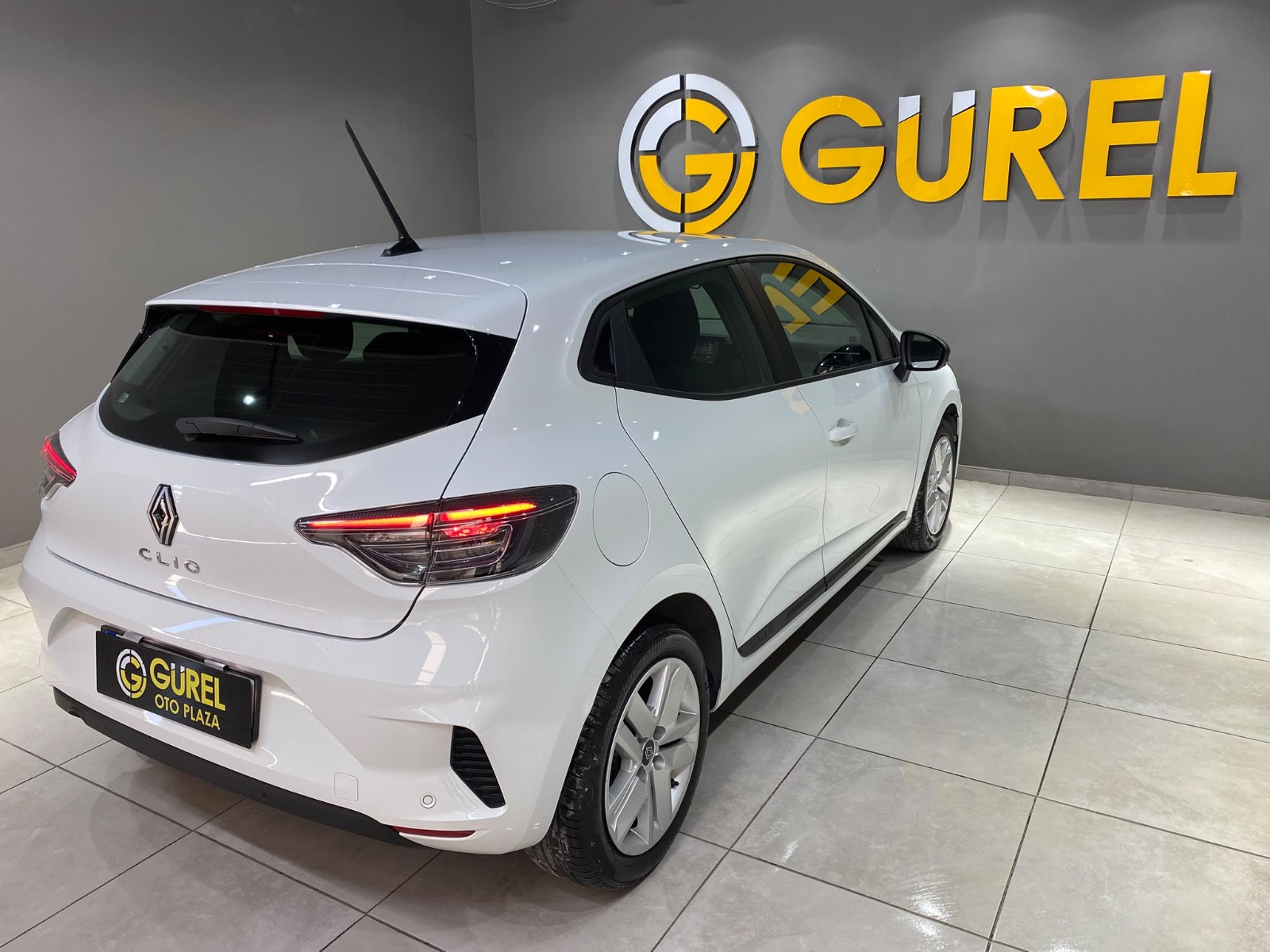 2026 Benzin Otomatik Renault Clio Beyaz Gürel Tasarım Aksesuar Otomotiv San. Tic. Ltd. Şti.