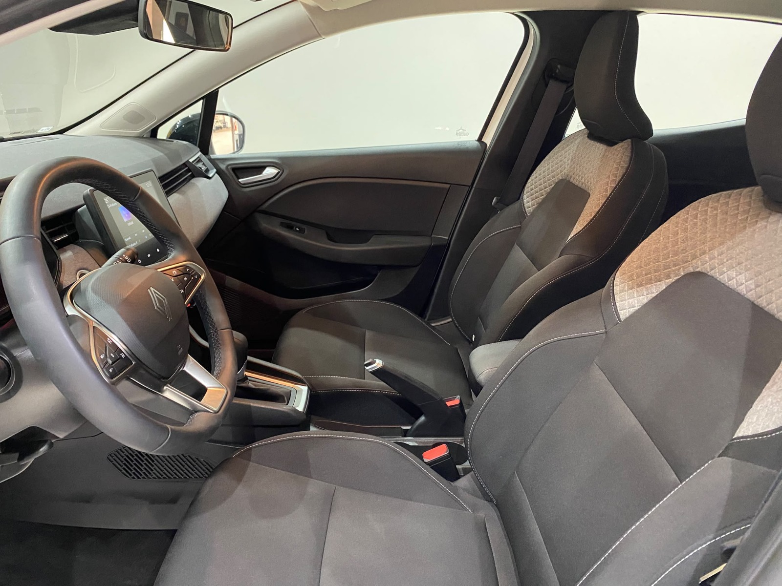 2026 Benzin Otomatik Renault Clio Beyaz Gürel Tasarım Aksesuar Otomotiv San. Tic. Ltd. Şti.