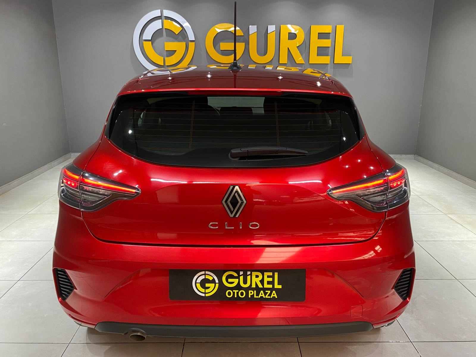 2023 Benzin Otomatik Renault Clio Kırmızı Gürel Tasarım Aksesuar Otomotiv San. Tic. Ltd. Şti.