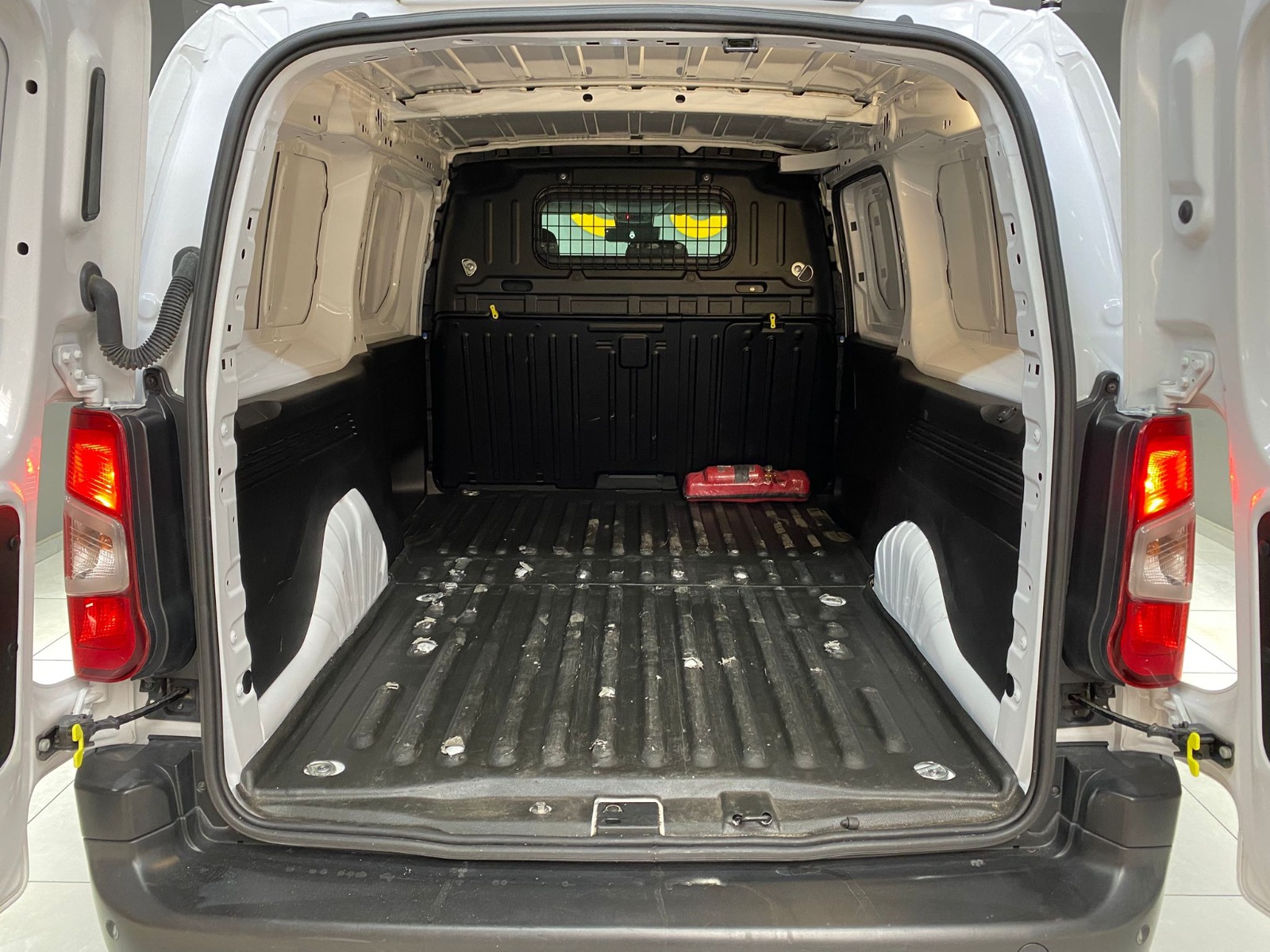2024 Dizel Otomatik Citroen Berlingo Beyaz Gürel Tasarım Aksesuar Otomotiv San. Tic. Ltd. Şti.