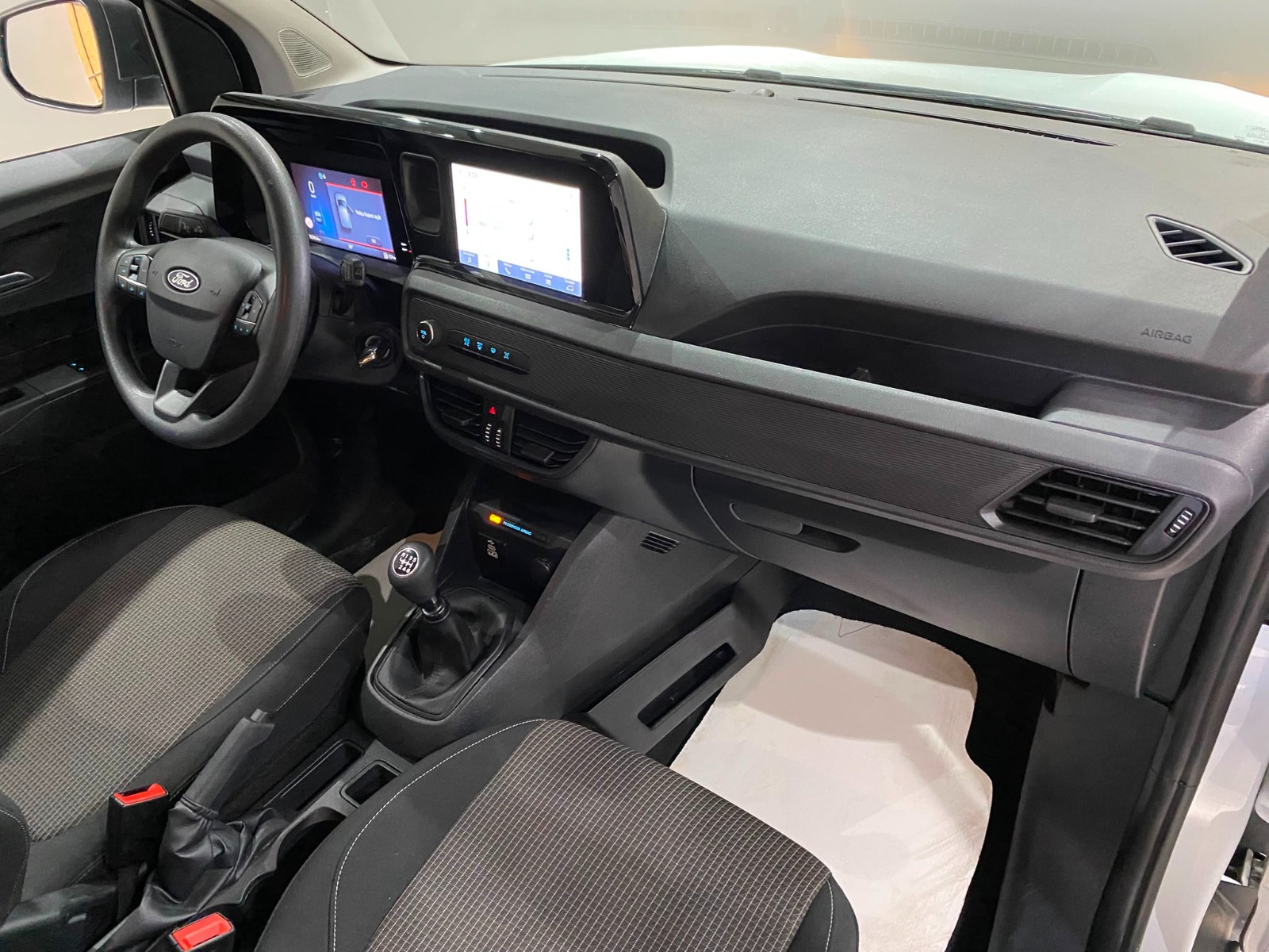 2025 Dizel Manuel Ford Tourneo Courier Beyaz Gürel Tasarım Aksesuar Otomotiv San. Tic. Ltd. Şti.