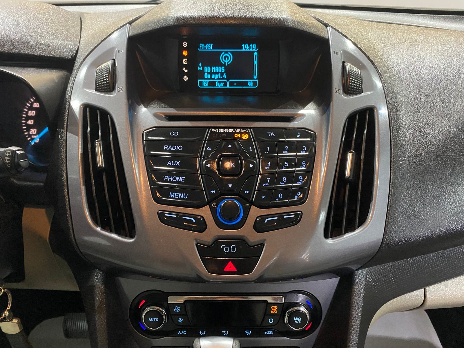 TaksitliOto.Net | 2.El Ford Tourneo Connect Kombi 1.5 TDCI SWB Titanium X Powershift | Otomatik & Dizel | Lacivert | İzmir.2el 2016 Dizel Otomatik Ford Tourneo Connect Lacivert Gürel Tasarım Aksesuar Otomotiv San. Tic. Ltd. Şti.