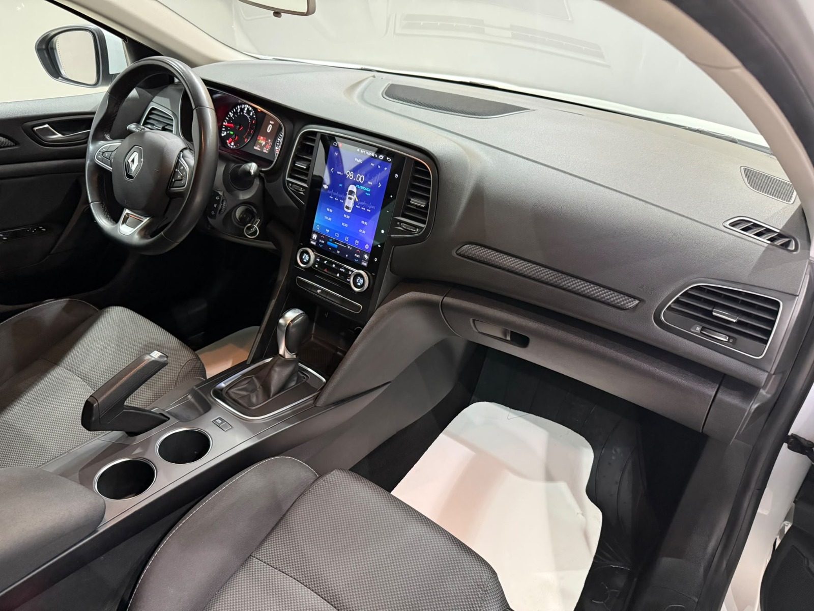 2022 Benzin Otomatik Renault Megane Beyaz Gürel Tasarım Aksesuar Otomotiv San. Tic. Ltd. Şti.