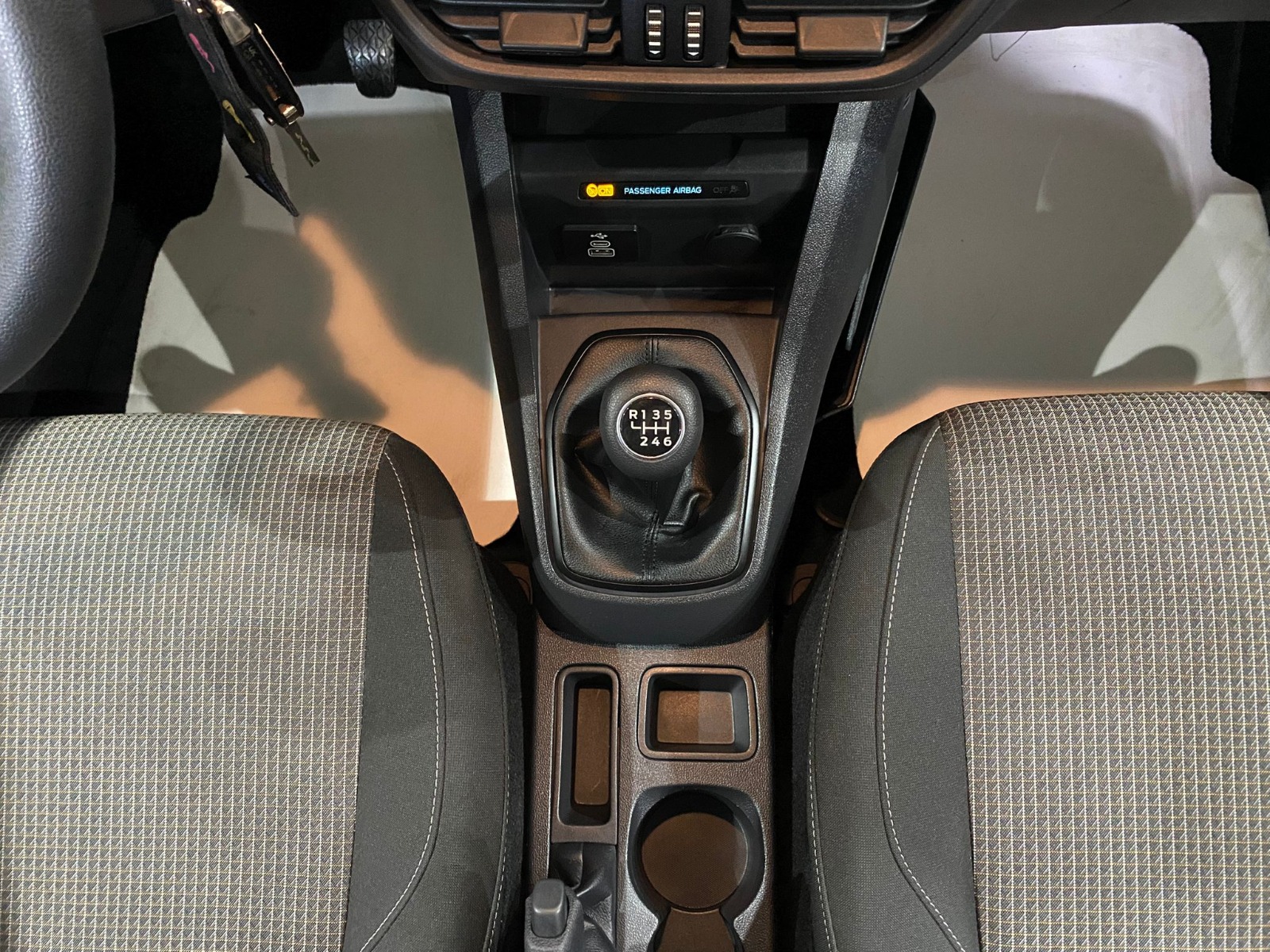 2024 Dizel Manuel Ford Tourneo Courier Beyaz Gürel Tasarım Aksesuar Otomotiv San. Tic. Ltd. Şti.