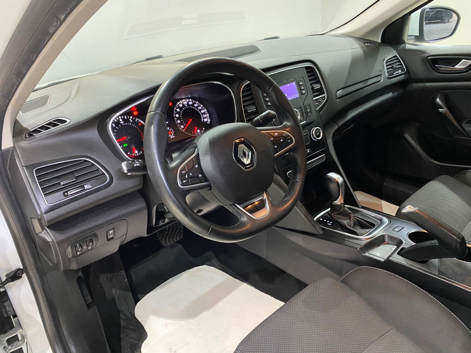 2022 Benzin Otomatik Renault Megane Beyaz Gürel Tasarım Aksesuar Otomotiv San. Tic. Ltd. Şti.